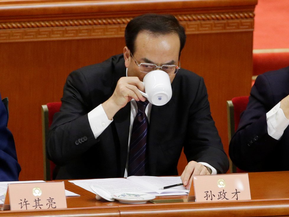 Sun Čeng-cchaj, člen politbyra Komunistické strany Číny, je vyšetřován kvůli korupci.