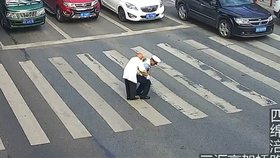 Policista pomohl na rušné křižovatce staříkovi.