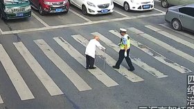 Policista pomohl na rušné křižovatce staříkovi.