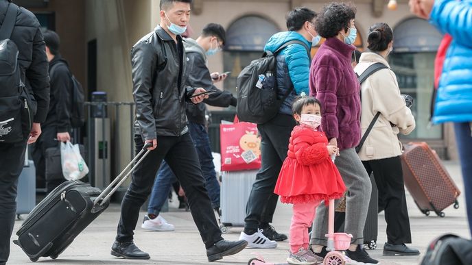 Čínská populace rostla v uplynulém desetiletí nejpomaleji od zavedení politiky jednoho dítěte v roce 1979.