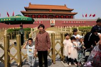 Čínu dohnala politika jednoho dítěte. Teď komunisté povolí už tři potomky