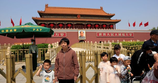 Čínu dohnala politika jednoho dítěte. Teď komunisté povolí už tři potomky