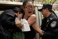 Číňanka neměla na poplatek za druhé dítě: Donutili ji k potratu v 7. měsíci