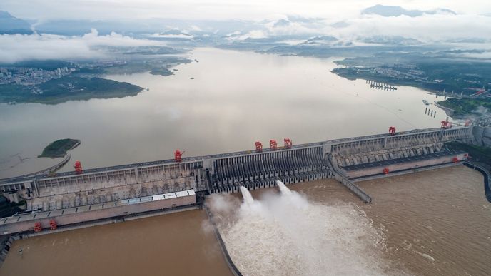 Největší čínská přehrada Tři soutěsky s enebezpečně plní