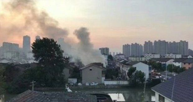 Požár obytné budovy v Číně si vyžádal nejméně 22 mrtvých.