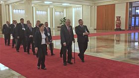 Prezident Miloš Zeman přichází do Velkého lidového paláce.