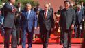 Prezidenti Putin, Si Ťin-Pching, Nazarbajev a Miloš Zeman v pozadí na vojenské přehlídce v Pekingu.