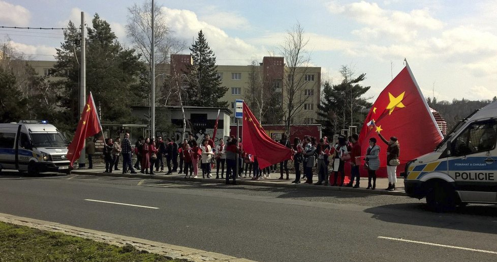 Na Evropské čínského prezidenta čekaly desítky jeho krajanů.