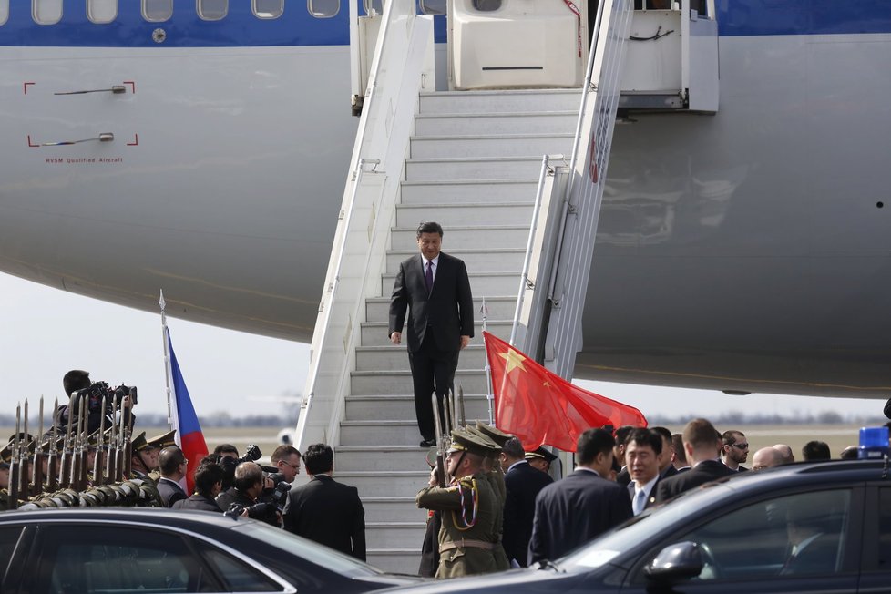 Čínský prezident dorazil do Prahy s úsměvem