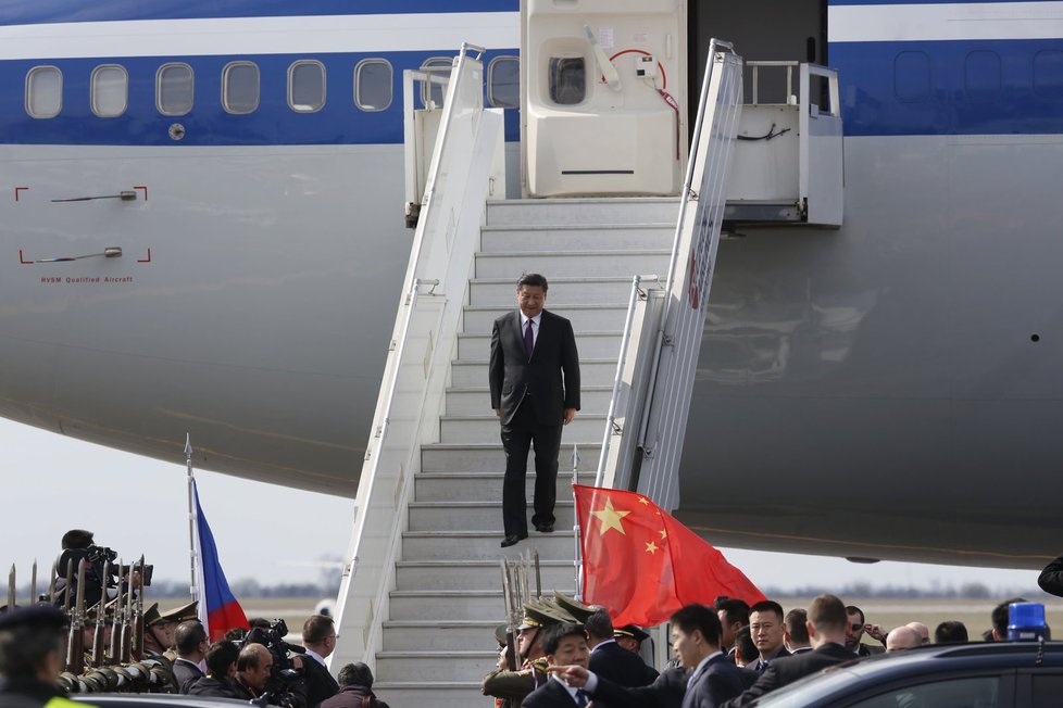 Čínský prezident dorazil do Prahy s úsměvem.