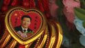 Fotografie čínského prezidenta Si Ťin-pchinga na náhrdelníku.