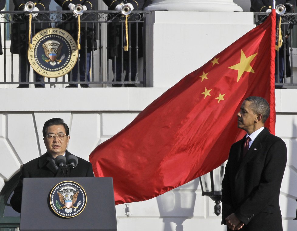Čínský prezident Chu Ťin-tchao při návštěvě USA v roce 2011. Vpravo prezident Barack Obama