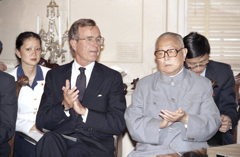 Li Sien-nien v USA v roce 1985, vlevo tehdejší viceprezident George H. Bush
