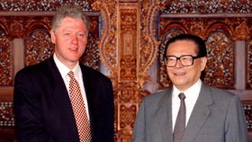 Bývalý čínský prezident Ťiang Ce-min s Billem Clintonem.