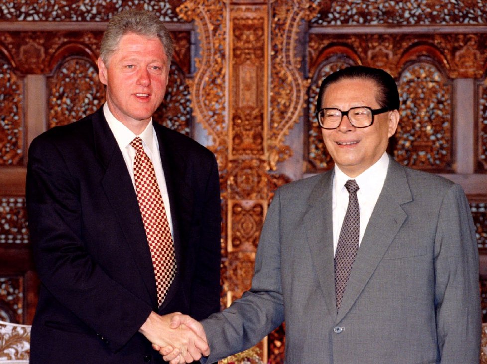 Bývalý čínský prezident Ťiang Ce-min s Billem Clintonem.
