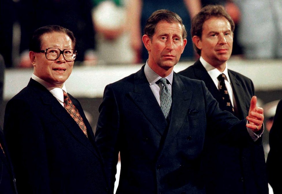 Bývalý čínský prezident Ťiang Ce-min s princem Charlesem a Tonym Blairem.