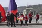 V době průjezdu kolony čínské prezidentské delegace na konci Hlávkova mostu procházel muž s tibetskou vlajkou. Policie ho na místě zadržela.