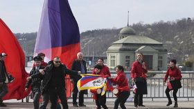 V době průjezdu kolony čínské prezidentské delegace na konci Hlávkova mostu procházel muž s tibetskou vlajkou. Policie ho na místě zadržela.