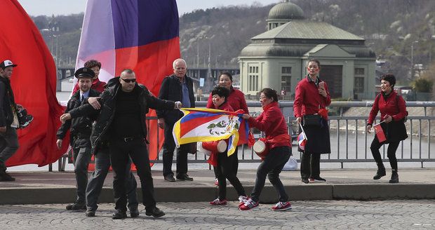 Potyčky kvůli čínské delegaci: V Praze „válčí“ odpůrci, fanoušci i koledníci