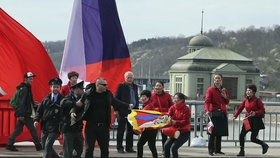 V době průjezdu kolony čínské prezidentské delegace na konci Hlávkova mostu procházel muž s tibetskou vlajkou. Policie ho na místě zadržela.