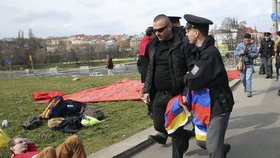 V době průjezdu kolony čínské prezidentské delegace na konci Hlávkova mostu procházel muž s tibetskou vlajkou. Policie ho na místě zadržela.