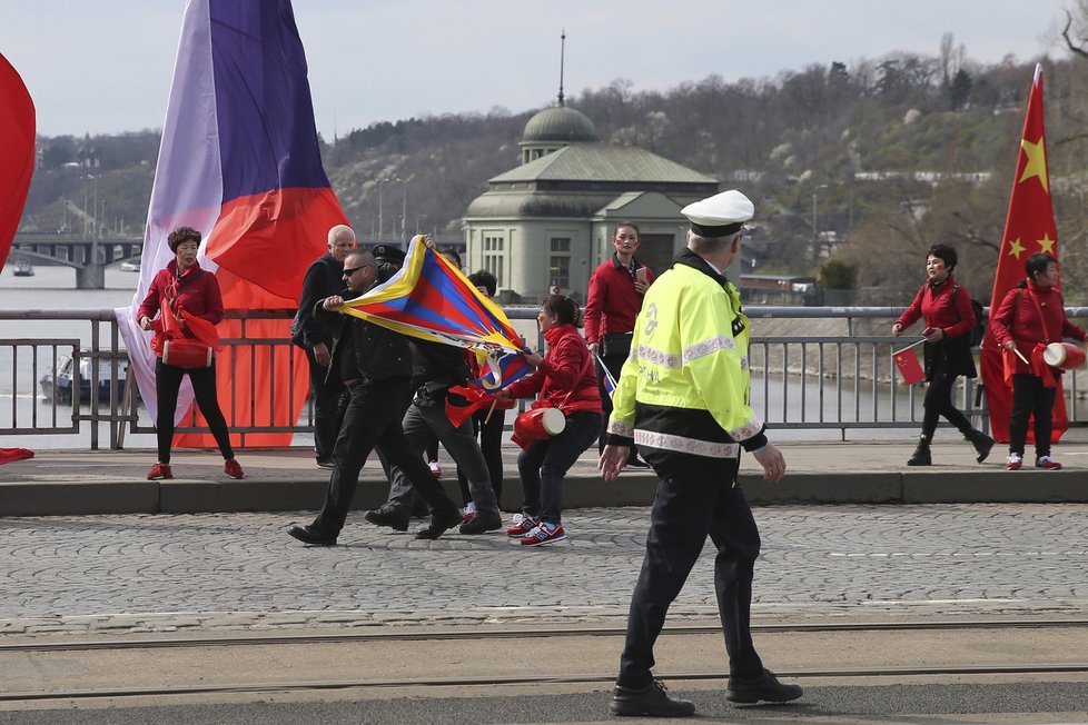 V době průjezdu kolony čínské prezidentské delegace na konci Hlávkova mostu procházel muž s tibetskou vlajkou. Policie ho na místě zadržela.