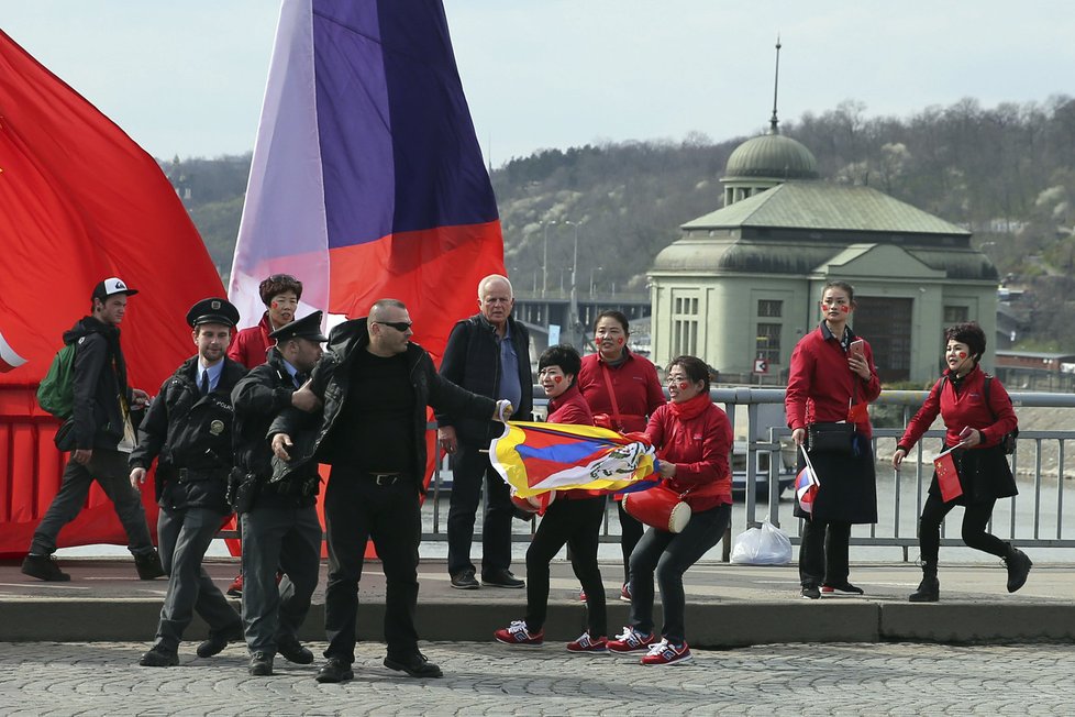 V době průjezdu kolony čínské prezidentské delegace na konci Hlávkova mostu procházel muž s tibetskou vlajkou. Policie ho na místě zadržela.