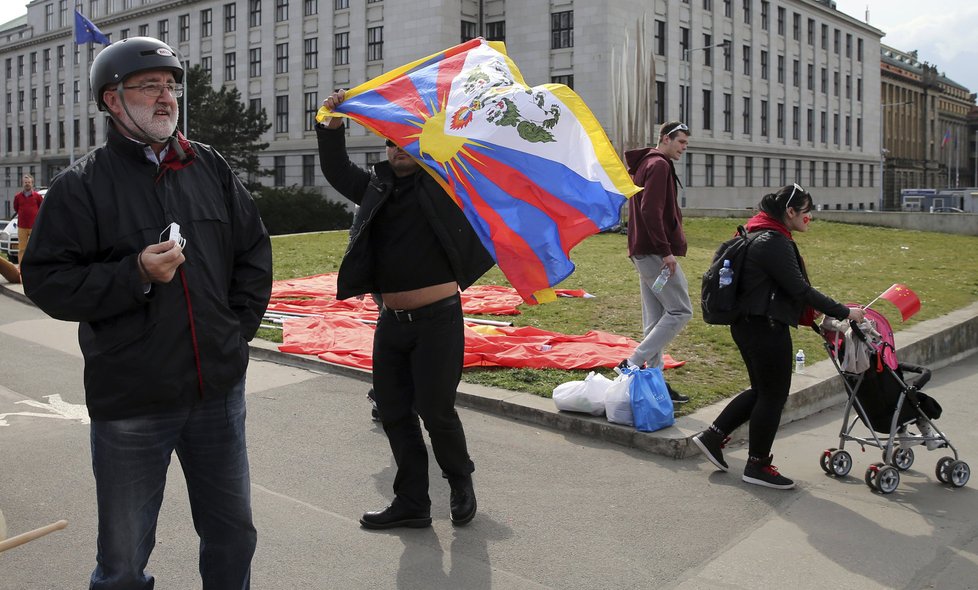 V době průjezdu kolony čínské prezidentské delegace na konci Hlávkova mostu procházel muž s tibetskou vlajkou. Policie ho na místě zadržela.