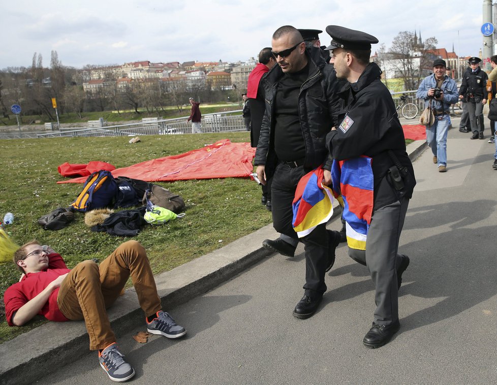 V době průjezdu kolony čínské prezidentské delegace na konci Hlávkova mostu procházel muž s tibetskou vlajkou. Policie ho na místě zadržela.