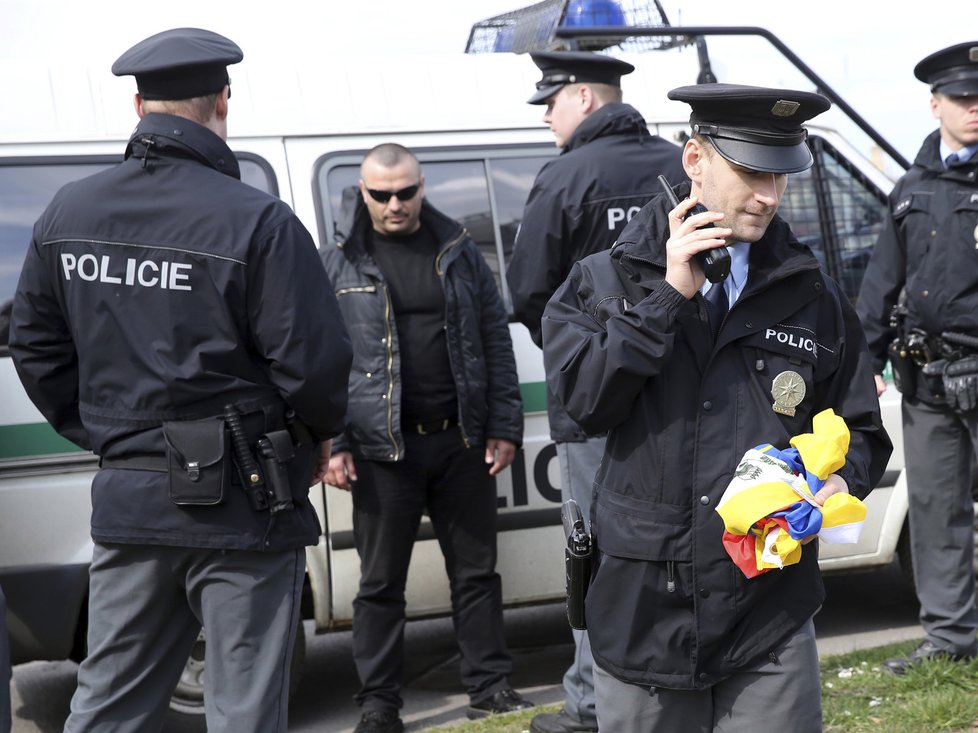 V době průjezdu kolony čínské prezidentské delegace na konci Hlávkova mostu procházel muž s tibetskou vlajkou. Policie ho na místě zadržela.