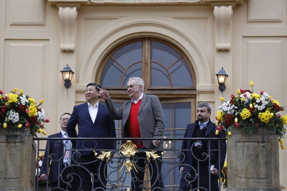Historická schůzka v Lánech: Za Zemanem dorazil čínský prezident nejprve do Lán.