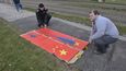 Neznámý vandal v noci poničil čínské vlajky připravené soukromou společností, nikoli Kanceláří prezidenta republiky, k vítání čínského prezidenta