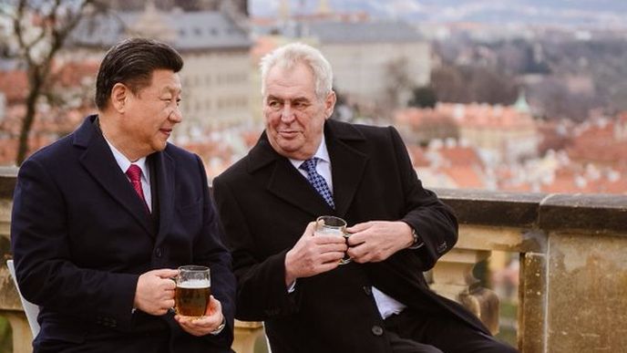 Český a čínský prezident si připíjejí pivem
