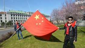 Příjezd čínského prezidenta očekávaly 28. března u pražského hotelu Hilton, kde by měl být pravděpodobně ubytován, desítky jeho krajanů s vlajkami, bubínky a mávátky. Budovu ze všech stran hlídají i policisté.