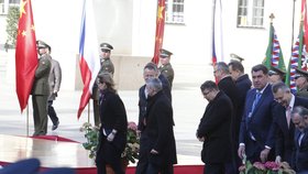 Čínský prezident Si Ťin-pching dorazil na Pražský hrad. Po uvítacím ceremoniálu s vojenskými poctami bude jednat s českým prezidentem Milošem Zemanem.