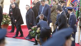 Čínský prezident Si Ťin-pching dorazil na Pražský hrad. Po uvítacím ceremoniálu s vojenskými poctami bude jednat s českým prezidentem Milošem Zemanem.