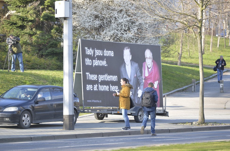 Spolek pro výstavbu sochy Václava Havla umístil 28. března po dobu návštěvy čínského prezidenta v Česku v parku Velvarská u Evropské ulice billboard se společnou fotografií bývalého prezidenta Václava Havla a dalajlamy.