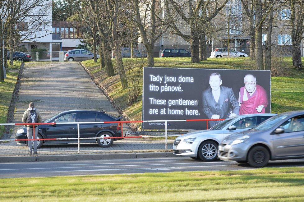 Spolek pro výstavbu sochy Václava Havla umístil 28. března po dobu návštěvy čínského prezidenta v Česku v parku Velvarská u Evropské ulice billboard se společnou fotografií bývalého prezidenta Václava Havla a dalajlamy.