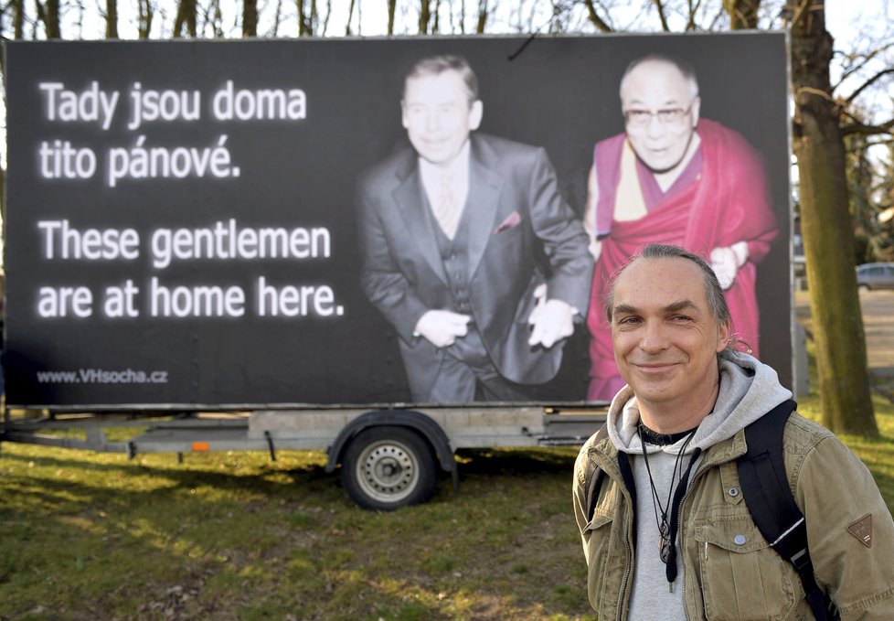 Spolek pro výstavbu sochy Václava Havla umístil 28. března po dobu návštěvy čínského prezidenta v Česku v parku Velvarská u Evropské ulice billboard se společnou fotografií bývalého prezidenta Václava Havla a dalajlamy. Reagoval tak na samotnou návštěvu a také na čínské vlajky a uvítací billboardy pro čínského prezidenta instalované po Praze, které jsou podle spolku výsměchem svobodě, lidským právům a demokracii. Na snímku je předseda spolku Petr Dauš.