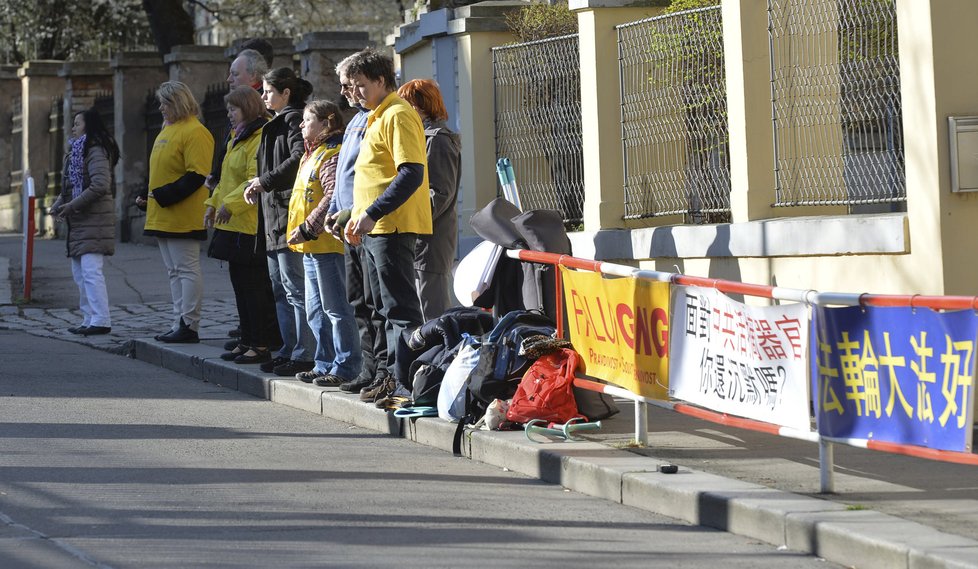 Před čínskou ambasádou stálo 28. března od rána v tichém protestu proti návštěvě čínského prezidenta v Česku zhruba 15 aktivistů z Čínou zakázaného hnutí Falun Gong.