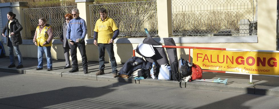 Před čínskou ambasádou stálo 28. března od rána v tichém protestu proti návštěvě čínského prezidenta v Česku zhruba 15 aktivistů z Čínou zakázaného hnutí Falun Gong.