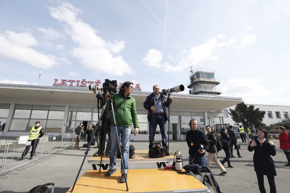 Letiště kvůli čínskému prezidentovi střeží desítky policistů, čekají zde i novináři