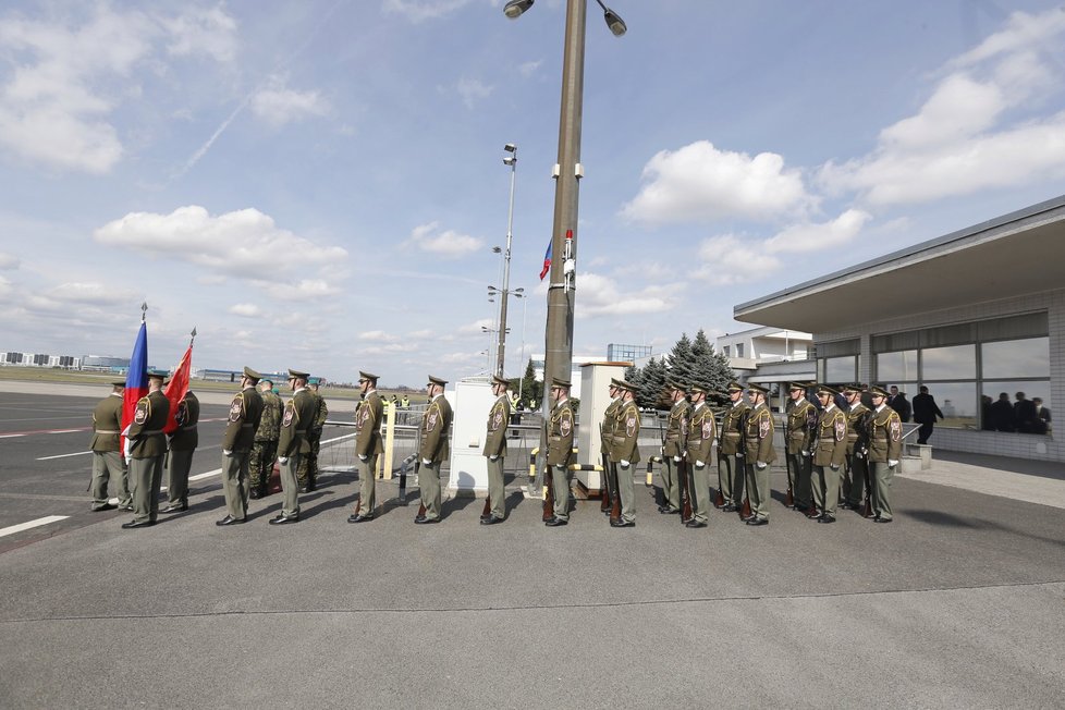 Letiště kvůli čínskému prezidentovi střeží desítky policistů, čekají zde i novináři