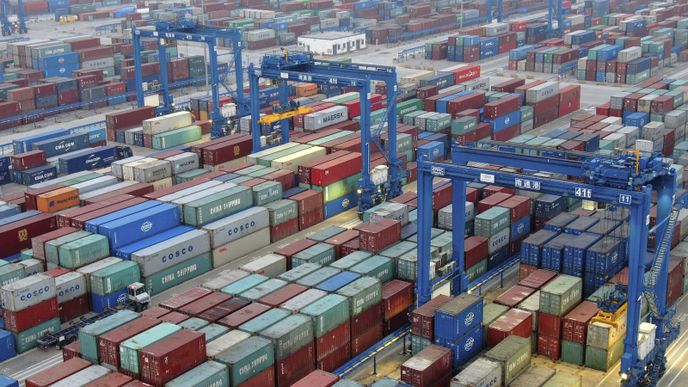 Čínské přístavy začínají přetékat zbožím, které nemá kdo nalodit a vypravit.