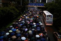 Demonstrantům v Hongkongu dochází plynové masky i přilby. Na webu si nenakoupí