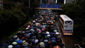 Demonstrantům v Hongkongu dochází plynové masky i přilby. Na webu si nenakoupí