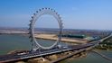 Až 145 metrů vysoké kolo na mostě v čínském městě Wej-fang.