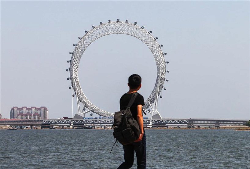 Až 145 metrů vysoké kolo na mostě v čínském městě Wej-fang