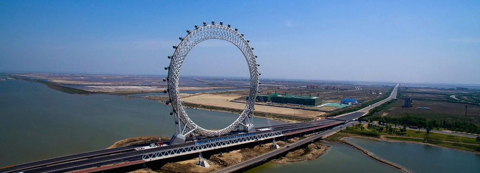 Až 145 metrů vysoké kolo na mostě v čínském městě Wej-fang