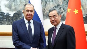 Lavrov u spojence v Číně: Zloba nad sankcemi i kvůli Záporožské jaderné elektrárně